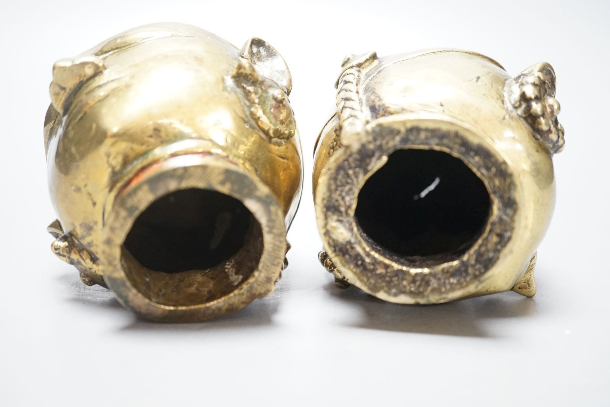 A pair of Indian bronze heads 11cm